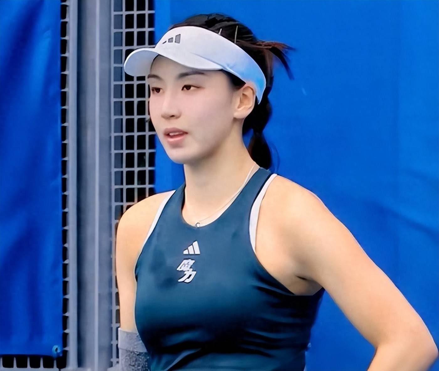 她自幼在家 她自幼在家