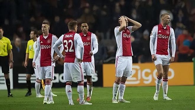 进攻方式的 进攻方式的